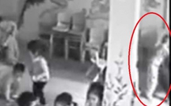 Bảo mẫu túm tai, dúi đầu bé trai gây phẫn nộ