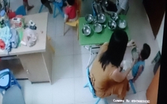 Phẫn nộ clip cô giáo tát bôm bốp vào mặt bé trai 3 tuổi