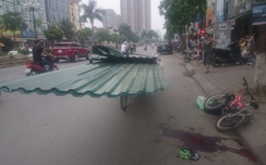 Hà Nội: Bé trai bị tấm tôn cứa đứt cổ khi đi trên đường