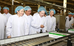 Vinamilk chia sẻ khó khăn với trẻ em vùng lũ