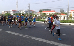 Hàng trăm VĐV thi chạy marathon hỗ trợ trẻ sơ sinh