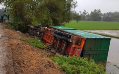 Tránh w88.vin.link chạy cùng chiều, container "phơi bụng" dưới ruộng
