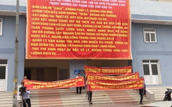 Dân căng băng rôn kêu cứu tỉnh vì chung cư không có PCCC