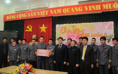 Thứ trưởng Bộ w88 luxury link w88 thăm hỏi, tặng quà Tết công nhân đường sắt nghèo