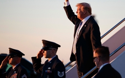 Ông Trump ra sắc lệnh trong đêm, cấm người chuyển giới nhập ngũ