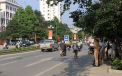 Sang đường ăn sáng, bé gái 7 tuổi bị ô tô tông nguy kịch