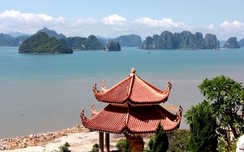 Chùa Cái Bầu​ – Điểm du lịch tâm linh bên Vịnh Bái Tử Long