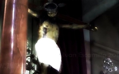 Video: Kỳ lạ, bức tượng Chúa Jesus tự mở mắt vào ngày thứ 6