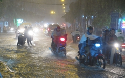 Sài Gòn lại mưa lớn, nước chảy như lũ trên Xa lộ Hà Nội