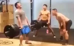 Cô gái xinh đẹp nâng tạ khiến 3 chàng lực sĩ ngỡ ngàng