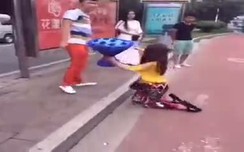 Video: Cô gái quỳ gối giữa đường cầu xin bạn trai