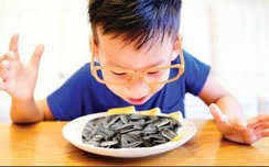Ngày Tết, trẻ hóc dị vật cha mẹ phải làm gì?