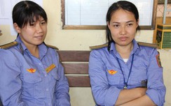 Hai nhân viên gác chắn cứu cụ bà suýt bị tàu đâm được w88 com vn là "người hùng"