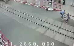 Video: 2 nhân viên w88 com vn "chống lệnh" tử thần, cứu bà cụ trước mũi tàu