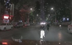 Video: Cô gái dọa lao vào ô tô khiến tài xế đứng tim