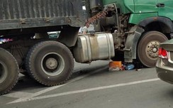 Dừng đèn đỏ, người phụ nữ bị w88 com vn tải ủi vào gầm