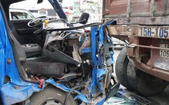 Xe thư báo tông đuôi link w88 trên cầu vượt Mai Dịch, phụ xe tử vong