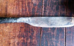 Không ngủ được, nghịch tử vác dao chém mẹ nguy kịch