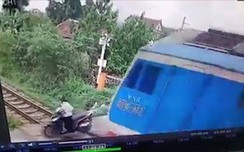 Video: Cố w88 luxury link w88 qua thanh chắn đường sắt, cô gái bị tàu hỏa đâm thiệt mạng