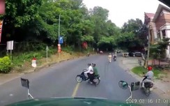 Video: Bỏ chạy khi gặp CSGT, xe máy suýt gây họa cho w88 link vao w88 moi nhat xế xe container