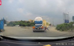 Video: Thót tim với w88 link vao w88 moi nhat cháu nhỏ suýt bị xe bồn cuốn vào gầm