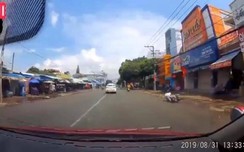 w88 mobile: Xe taxi vượt ẩu suýt gây tai nạn chết người