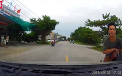 w88 link vao w88 moi nhat: Chở theo con nhỏ, người đi xe máy bất cẩn lao thẳng vào đầu ô tô