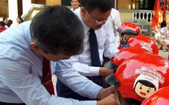 Trao tặng mũ bảo hiểm "Giữ trọn ước mơ" w88.vin.link học sinh lớp 1 ở Quảng Trị