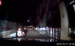 Video: Hãi hùng cảnh w88 link vao w88 moi nhat phụ nữ đánh rơi con nhỏ xuống trước đầu ô tô