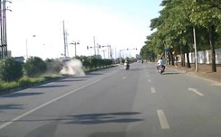 Video: Ô tô "hóa điên" cày nát dải phân cách khiến người đi đường link w88 vía