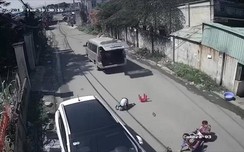 Video: Kinh hoàng link w88 chở học sinh vào cua gấp, văng 3 em xuống đường