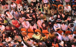 Nghẹt thở ở Tân Sơn Nhất vì "một Việt kiều về, cả họ đi đón"