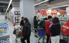Lo dịch Corona, nhiều gia đình mua dự trữ đồ ăn, quầy siêu thị trống trơn