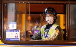 Nhân viên trạm BOT dán môi cười lên khẩu trang giúp tài xế bớt căng thẳng
