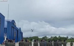 Hàng chục phi công kinh hoàng chứng kiến máy bay đồng đội rơi trước mắt