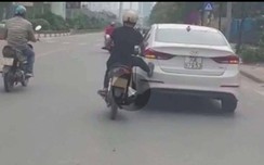 Tài xế xe máy dùng chân đẩy ô tô chạy trên đường bị xử lý ra sao?