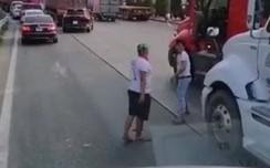 Video: Hai tài xế giải quyết w88 giao thông bằng tuýp sắt