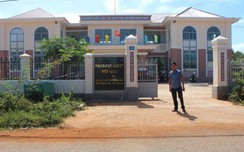 Lấy tiền hỗ trợ học sinh đồng bào thiểu số chi tiếp khách, làm quà biếu