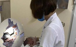 Người mẹ vứt bỏ bé sơ sinh giữa khe tường nhà là một nữ sinh viên