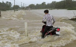 Báo động thương vong do chủ quan vượt đập tràn mùa lũ