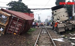 w88 com vn 5/11: Tàu hỏa đâm đứt đôi xe container đi qua đường ngang