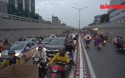 Video: Chen chúc, khổ sở w88 luxury link w88 khỏi nút giao Ngã Tư Sở