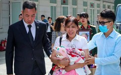 Bà ngoại bé gái bị bố dượng, mẹ đẻ sát hại: "2 bị cáo hãy xin lỗi con mình"