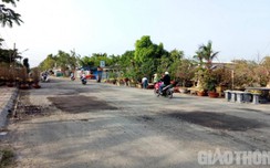 Đường chi chít “ổ gà” vẫn... phải chờ họp đã được thảm nhựa
