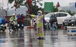 CSGT Hà Nội phân luồng giao thông dưới mưa sáng 28 Tết Tân Sửu