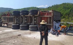 w88 luxury link w88: Xe container lật giữa khúc cua, hai người đi xe máy tử vong