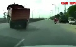 Video: Bất ngờ tạt đầu w88 com mobile tải, ô tô con bị tông lao lên dải phân cách