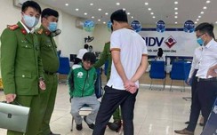Kẻ mặc áo Grab lao vào Ngân hàng w88 com mobile giơ súng dọa nổ mìn để cướp tiền