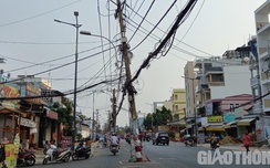 80 trụ điện đứng xiêu vẹo giữa đường do dân không cho đặt trạm biến áp