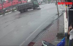 Video: Khoảnh khắc kinh hồn link vao w88 bong88 ben cán qua 2 người tại ngã tư, 1 tử vong